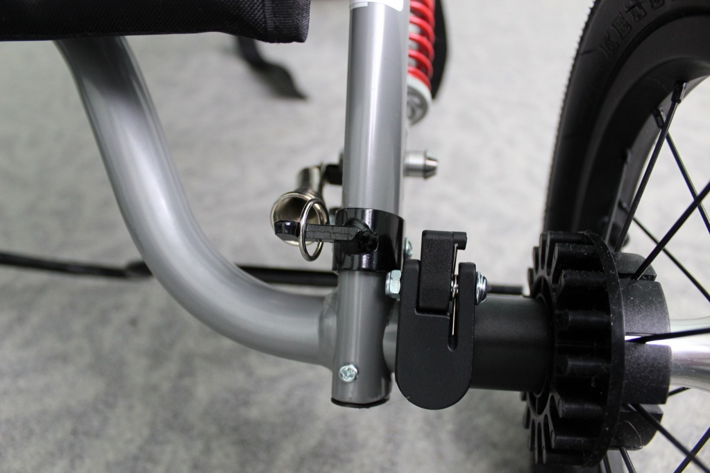 коляска Special Tomato Jogger_как снять и надеть задние колеса (1).JPG